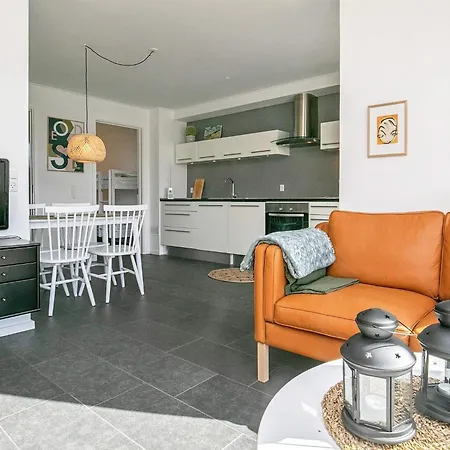 4 Person In Apartament
