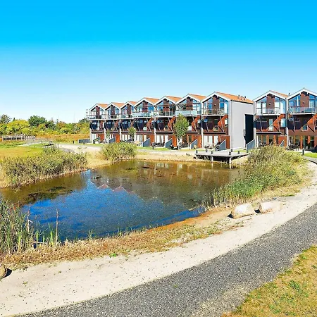 4 Person In Apartament